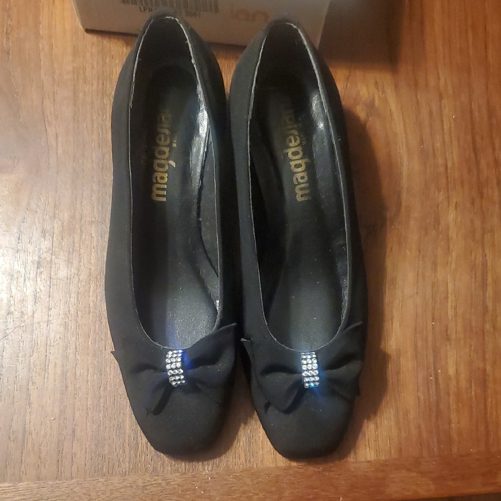 Black Women's Shoes with Bow Detail